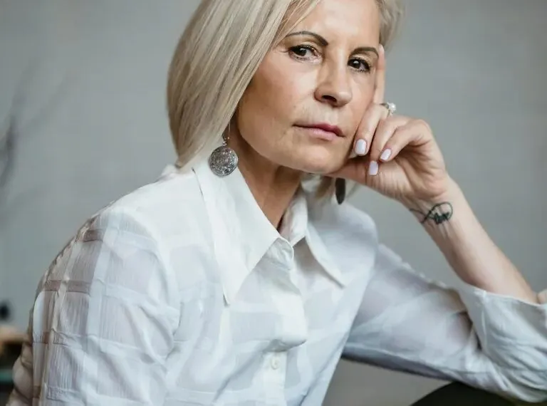 Echtgenoot schreeuwt tijdens verjaardagsfeestje tegen vrouw dat ze te oud is – vriendin reageert namens haar