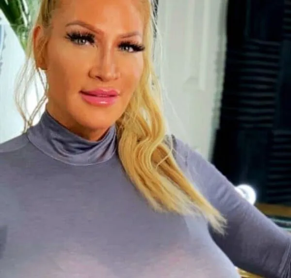 52-jarige model laat zien hoe ze eruit ziet in een badpak