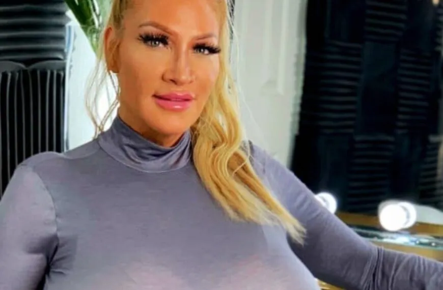 52-jarige model laat zien hoe ze eruit ziet in een badpak