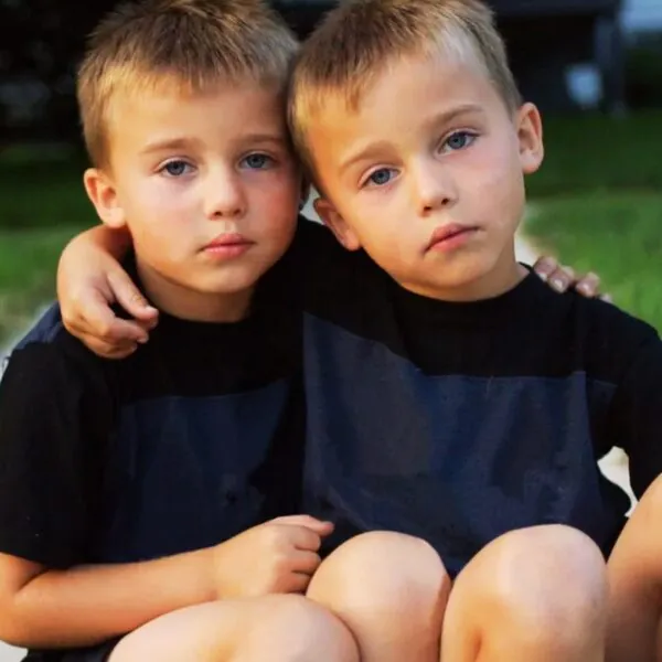 Man en vrouw op een blind date zijn verrast als ze ontdekken dat hun kinderen spiegelbeelden van elkaar zijn