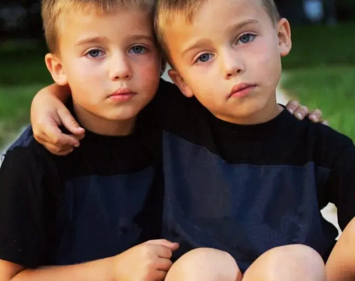 Man en vrouw op een blind date zijn verrast als ze ontdekken dat hun kinderen spiegelbeelden van elkaar zijn