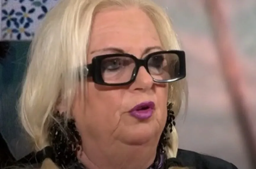 Moeder Monique krijgt keiharde tik en wordt finaal gesloopt aan tafel bij Shownieuws