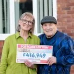 Deborah (66) wint megabedrag in Postcodeloterij, maar dan doet ze een verrassende mededeling waar de hele buurt van schrikt