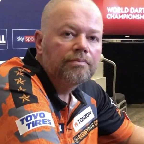 Raymond van Barneveld is onherkenbaar geworden (44 kilo afgevallen)