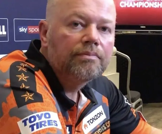 Raymond van Barneveld is onherkenbaar geworden (44 kilo afgevallen)