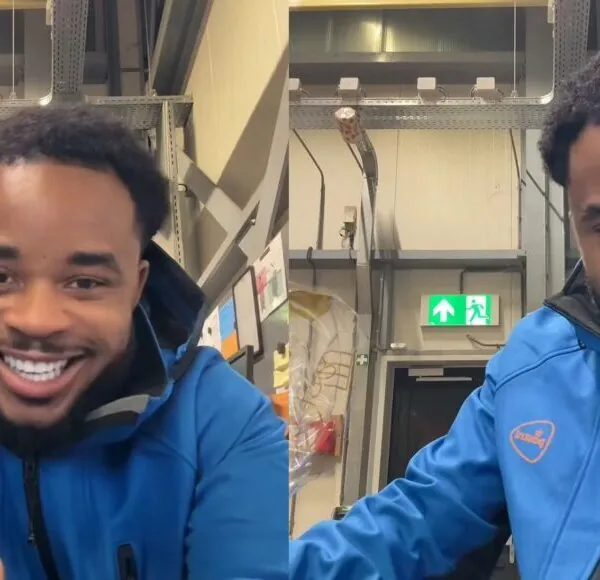 PostNL-medewerker laat zien wat hij van PostNL heeft gekregen als Kerstpakket!