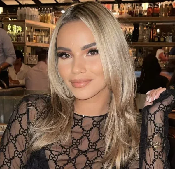 Monica Geuze laat zien wat ze draagt deze Kerst, maar laat daarbij iets teveel zien!