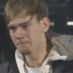 Jong Ajax-speler die zijn vriendin vorige week verloor breekt in het stadion tijdens eerbetoon