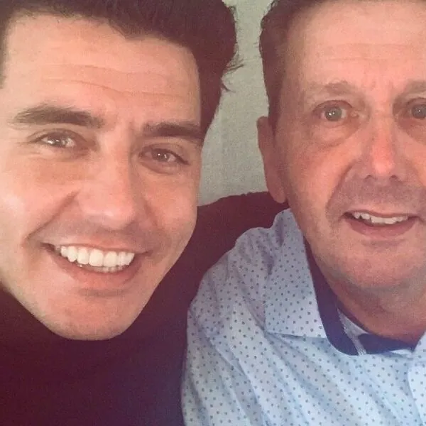 Vader van Jan Smit verschijnt voor het eerst en onthult schokkend geheim over zijn zoon