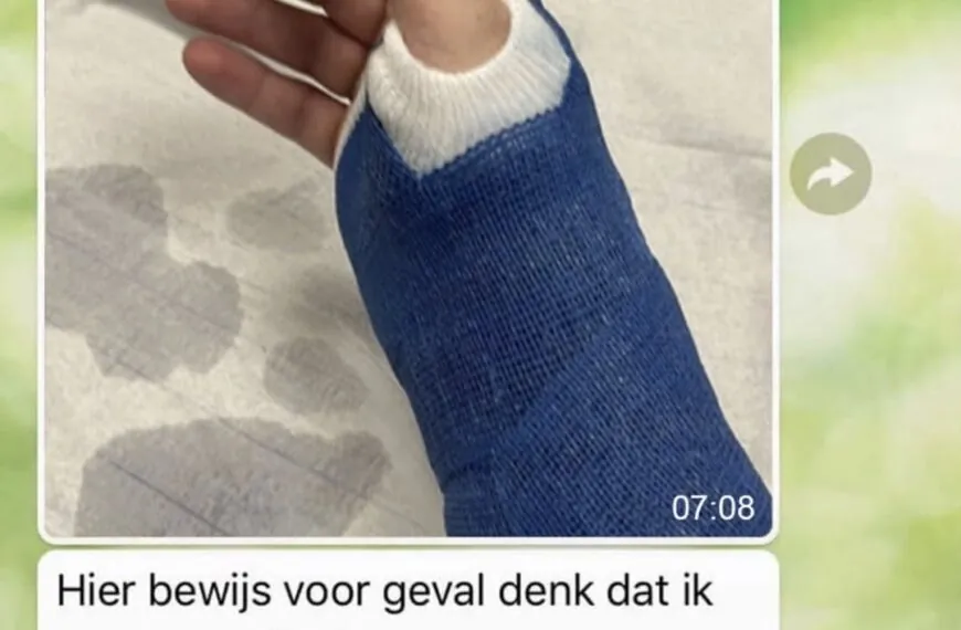Uitzendkracht meldt zichzelf ziek omdat zijn arm in het gips zit, maar hij had misschien toch beter een andere foto mee kunnen sturen (2 screens)