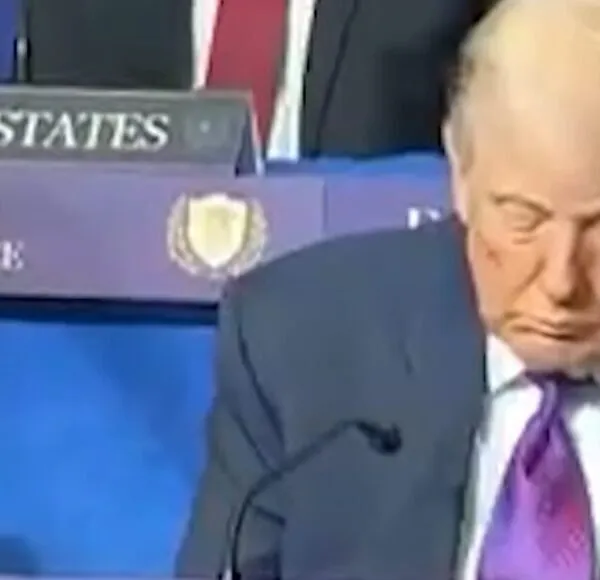 79-jarige Donald Trump valt in slaap tijdens eigen vredesoverleg