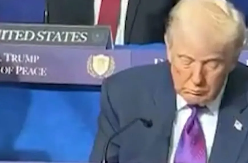 79-jarige Donald Trump valt in slaap tijdens eigen vredesoverleg