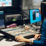 Presentatrices zonder beha wakkeren verhit debat aan