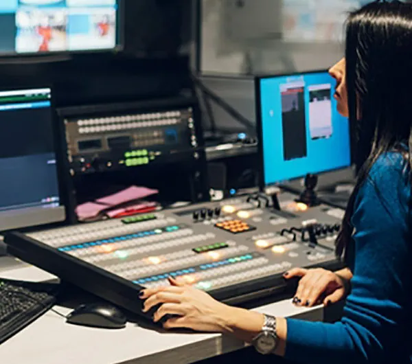 Presentatrices zonder beha wakkeren verhit debat aan