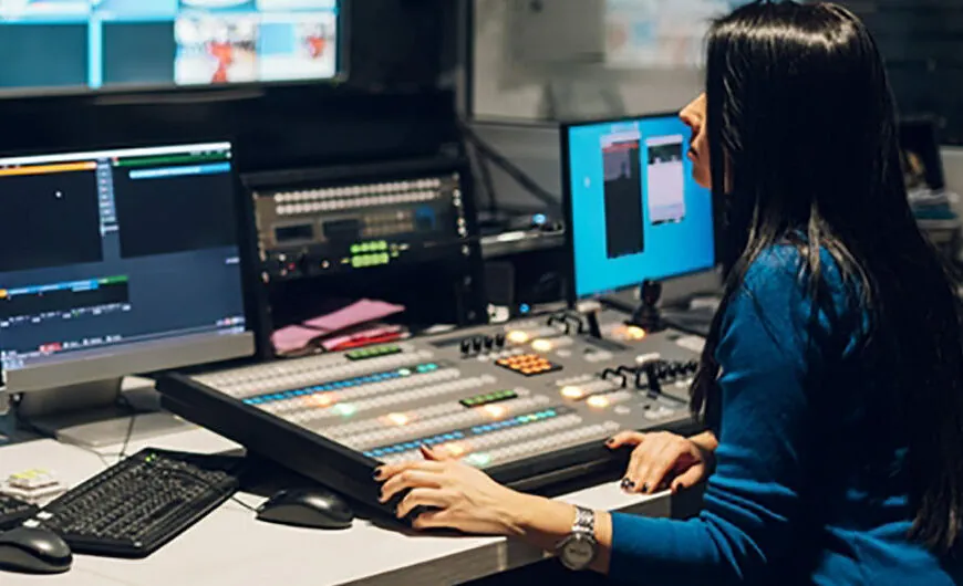 Presentatrices zonder beha wakkeren verhit debat aan