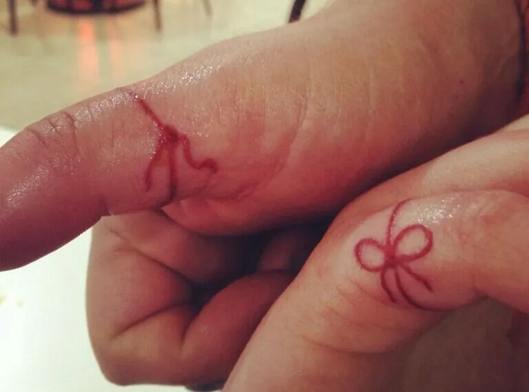 Als je iemand ziet met deze tattoo op zijn hand, weet je maar beter wat het wil zeggen