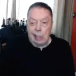 Deze man is een beroemde televisiester, maar hij ziet er nu totaal onherkenbaar uit