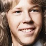 Je raadt nooit wie dit is! Deze jongen met zijn verlegen glimlach en zachte ogen is uitgegroeid tot een van de meest iconische sterren