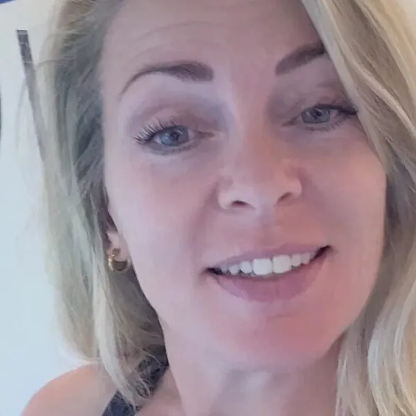 VIDEO: ‘Kim de Zwemjuf’ uit Alkmaar laat TikTok ontploffen en maakt zwemles weer populair