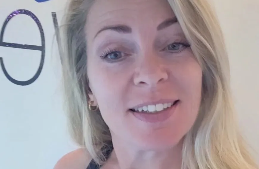 VIDEO: ‘Kim de Zwemjuf’ uit Alkmaar laat TikTok ontploffen en maakt zwemles weer populair