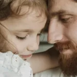 Meisje zegt dat ze 0verleden moeder iedere dag op school ziet, dan onthult papa de waarheid