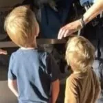 Ouders laten kinderen (3 en 5) geblinddoekt achter in bos en rijden weg